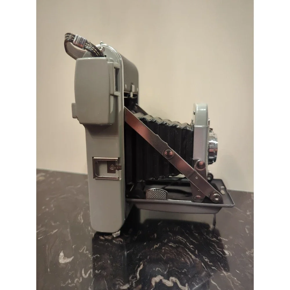 VINTAGE POLAROID LAND CAMERA MODEL 80 with case and accessories